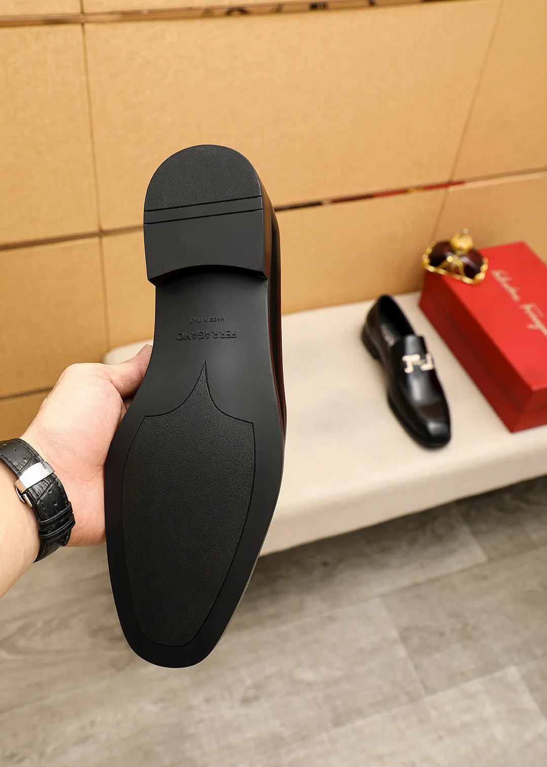 Men's shoes 💰480 💐 Product trademark: Ferragamo "Ferragamo" casual leather shoes Regular size: 38-44 (45.46🉑️customized) Product materials: Selected imported first-layer open-edge beaded cowhide leather upper + luxury hardware buckle, imported water-dyed cowhide leather lining. Strong three-dimensional visual effect, original rubber outsole Color: 2⃣️colors available